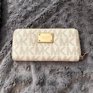 Michael Kors Jet Set Leather Zip Around Wallet